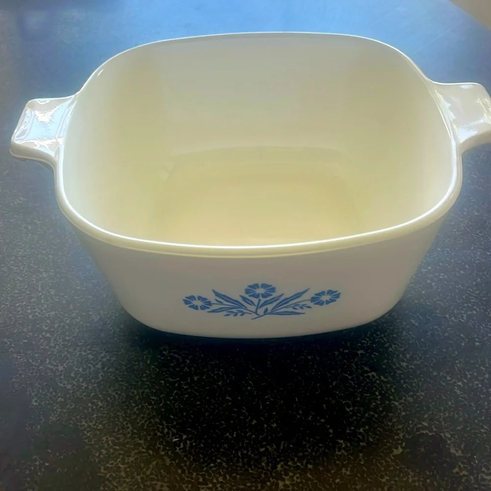 Vintage CorningWare corn flower, white pyroceramic 3/4 ct bowl/baking dish - Picture 2 of 8